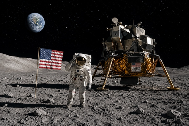Astronaut op de maan naast een maanlander met de aarde op de achtergrond